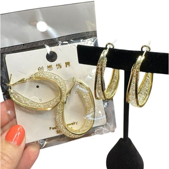 lot 2 gold Tone Oval hoop earrings subtle bling elegant interesting - Picture 3 of 15